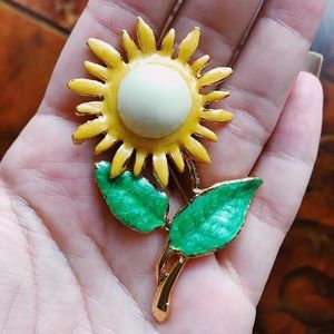 Vintage Daisy Flower Brooch